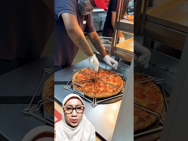 pizza yummy #shorts #strich #videoviral #shortsvideo #viral class=