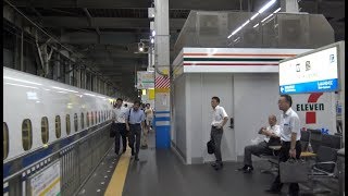 新幹線では珍しい駆け込みダッシュ乗車をしようとする人がいる夜の広島駅に停車中の山陽新幹線上りN700系のぞみ