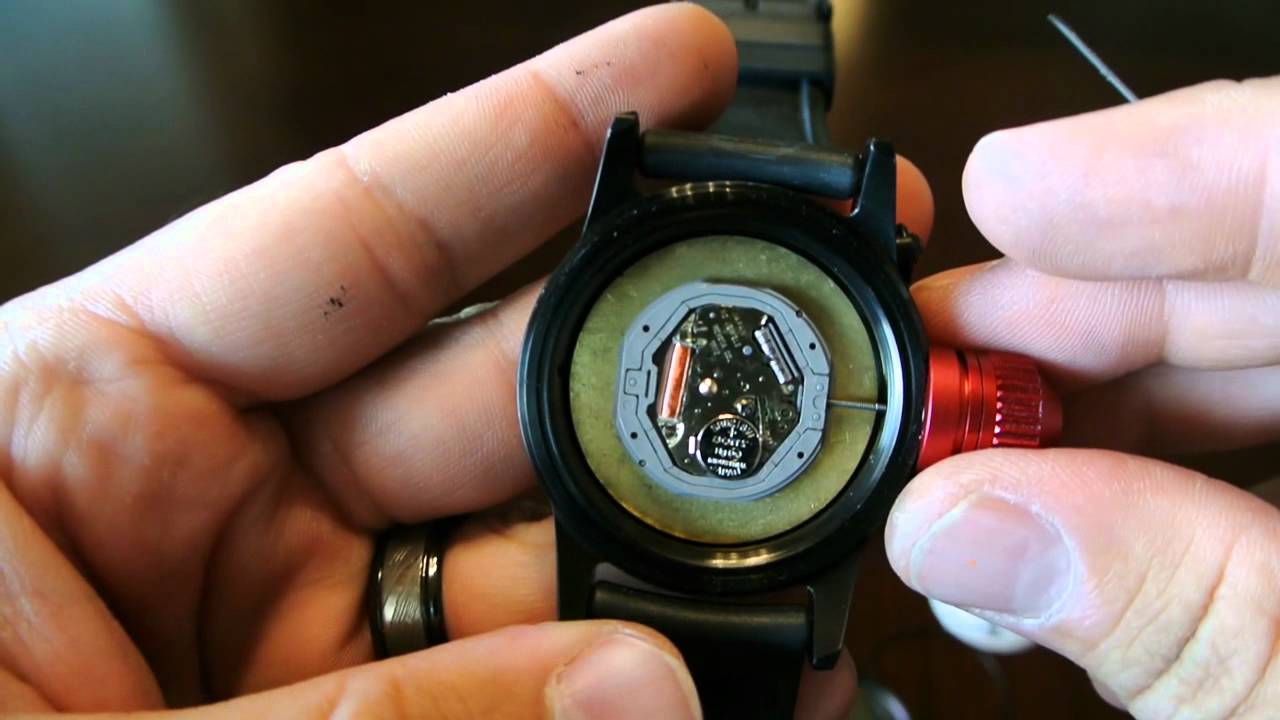 Час battery. Luminox Navy Seal батарейка. Часы Luminox 3150. Батарейка для часов Luminox 0200. Philips s9968 Battery Replacement.