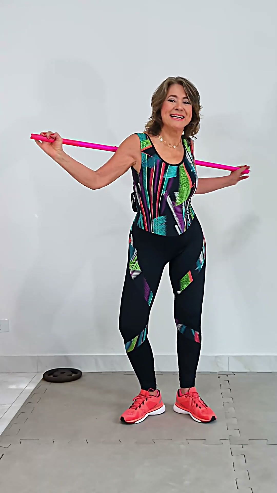 Parte 9 COMO PERDER BARRIGA COM EXERCÍCIOS EM PÉ PARA DEFINIR PERNAS E BUMBUM USANDO BASTÃO