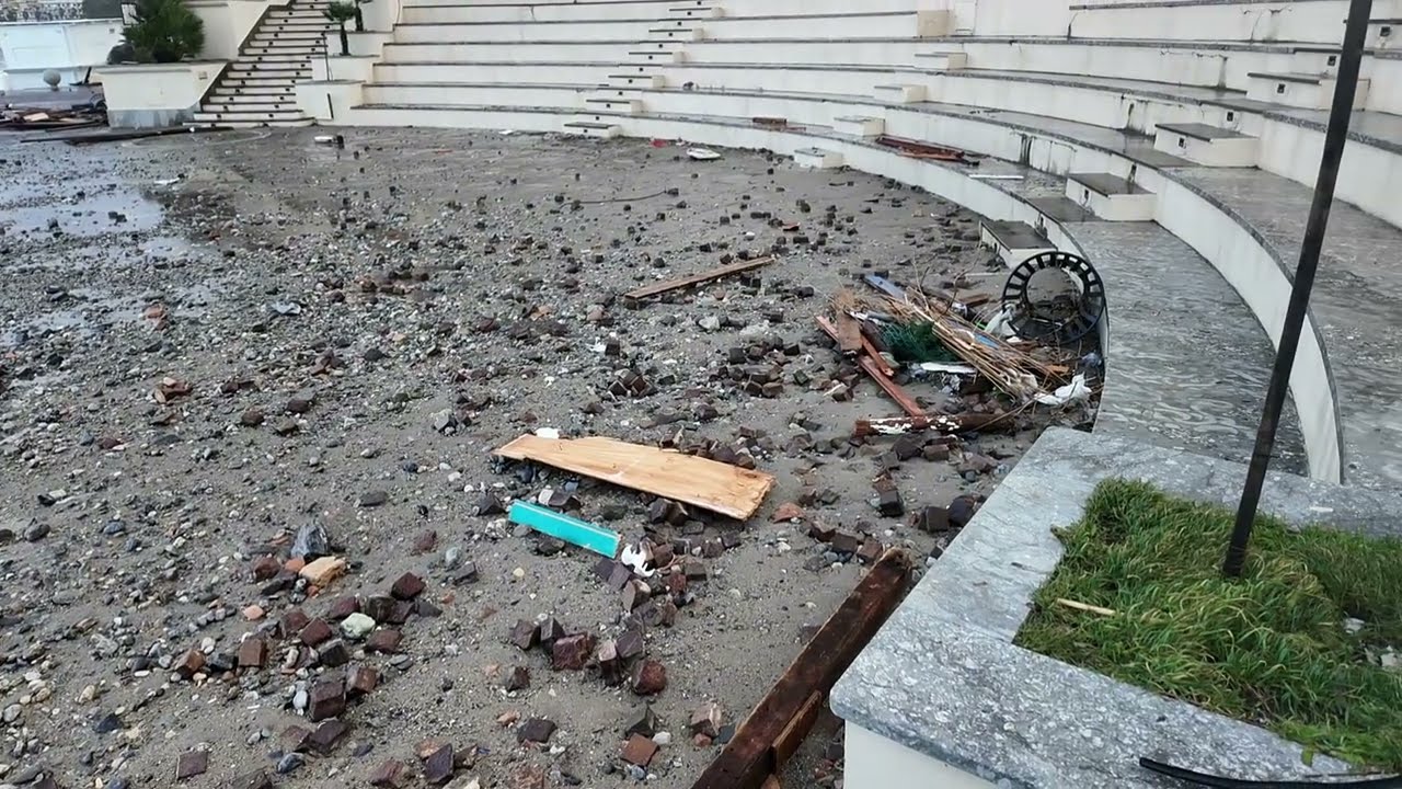 Maltempo a Reggio Calabria: città devastata dal forte vento e dalle mareggiate