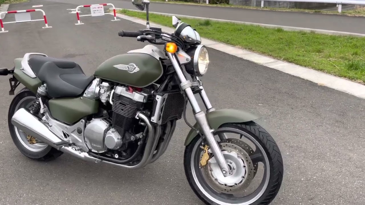 ホンダX4 1300cc 力強い走り味を実現する1300ccエンジンを搭載した精悍で迫力ある