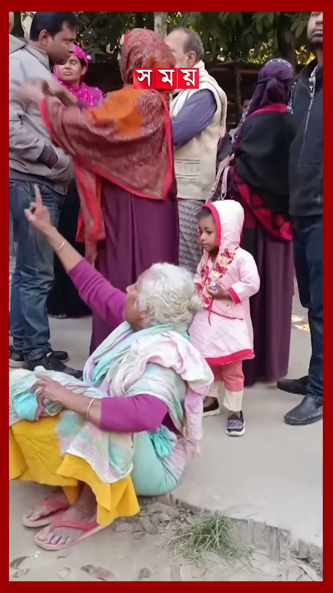 এক বউকে ফাঁকি দিয়ে আরেক বউয়ের বাড়িতে, অতঃপর...#jhenaidahnews #husband #wives #somoytv #shorts