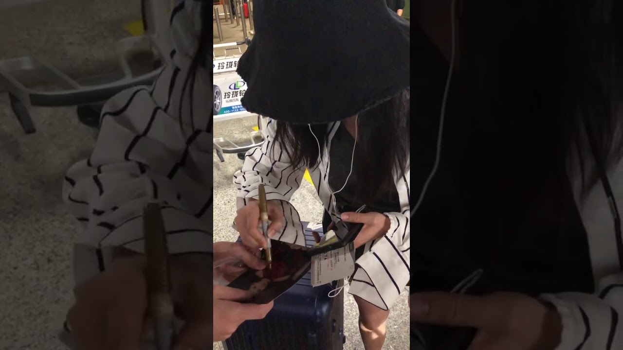 娄艺潇签名多少钱一张卖好呢 How much does Lou Yixiao's signature cost to sell?