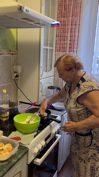 Берегите своих стариков! Сила в родных! Русская бабушка готовит сырники ...
