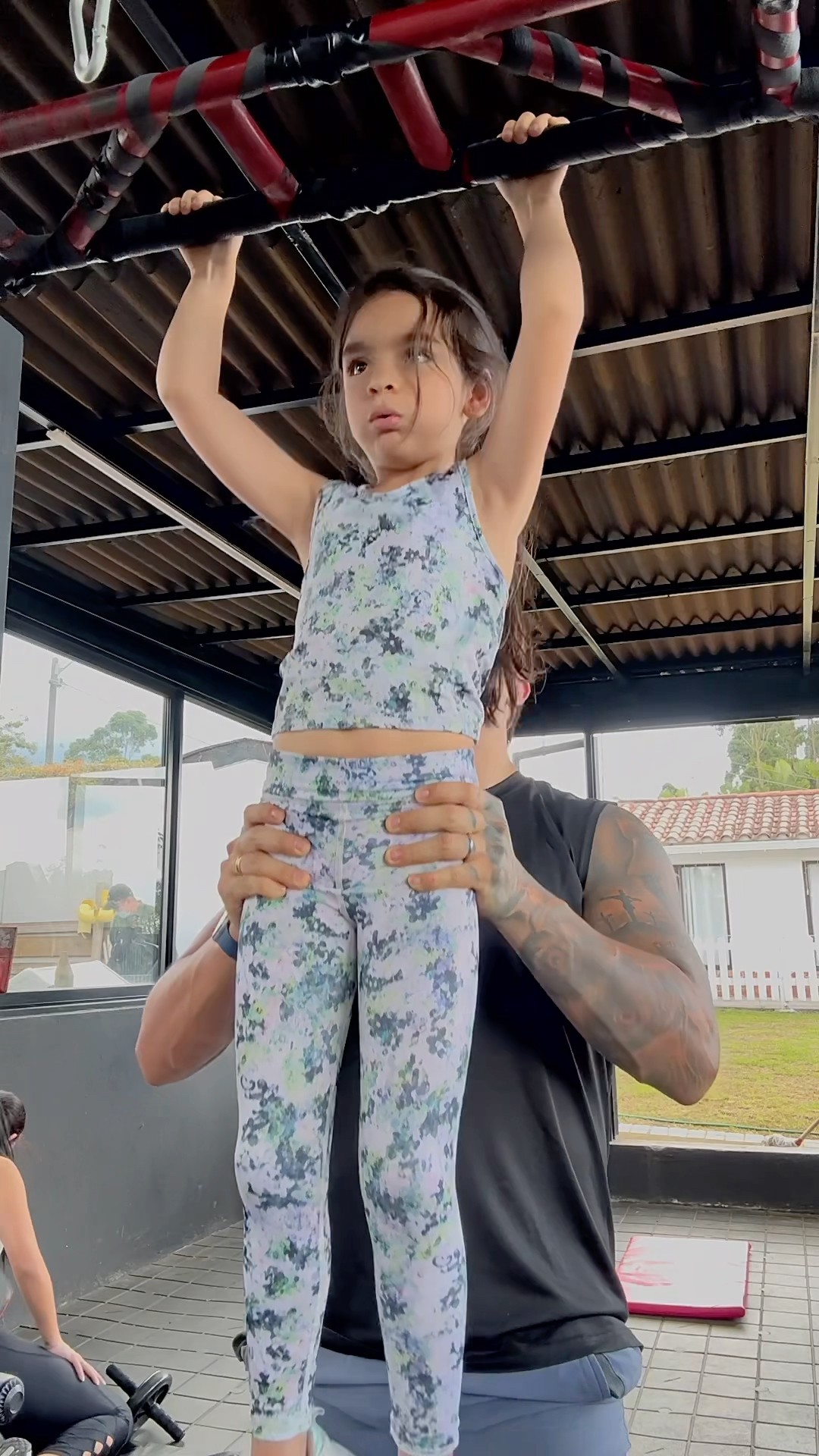 Entrenando por primera vez a mi hija en el GIMNASIO???