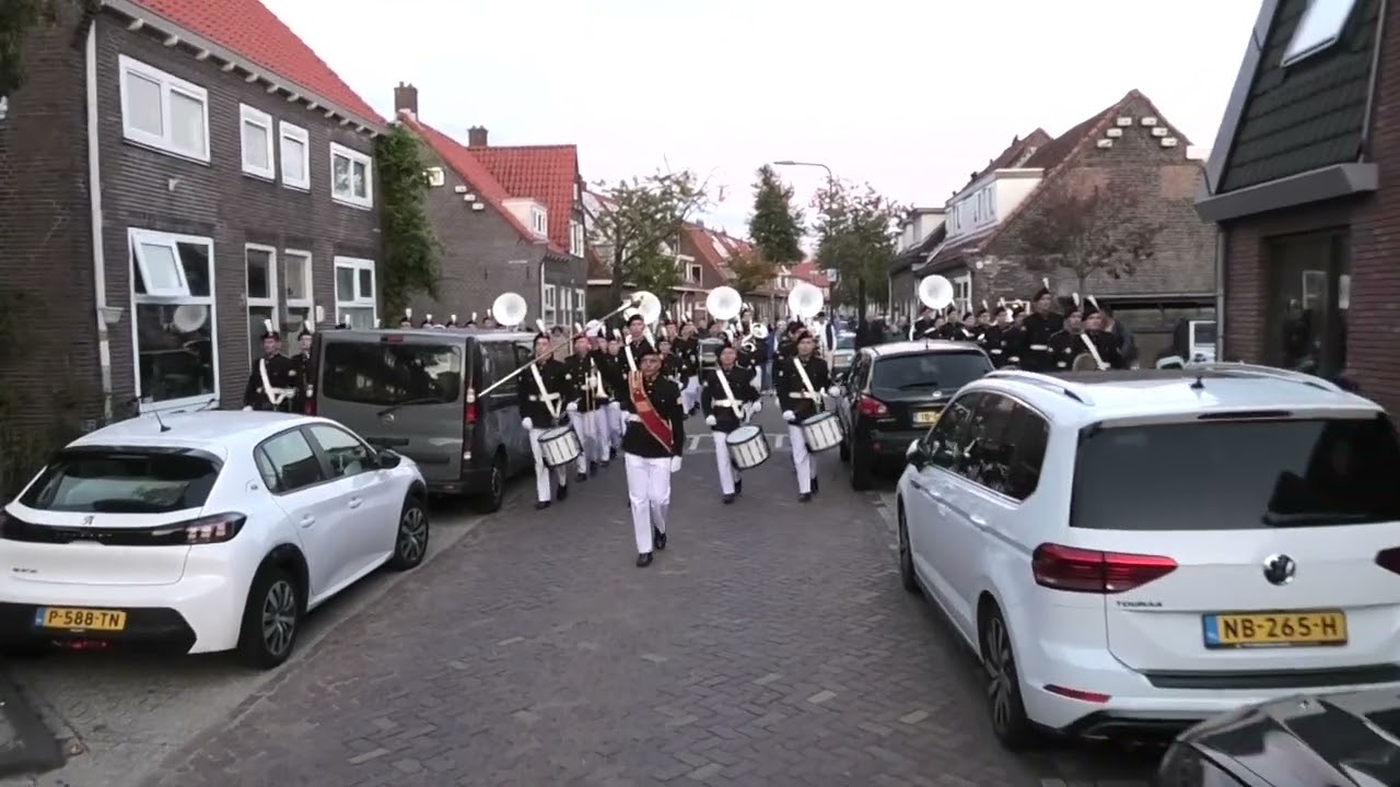 K&G Leiden vertrekt vanaf Clubgebouw naar Garenmarkt voor Pleintaptoe Leidens Ontzet 2025