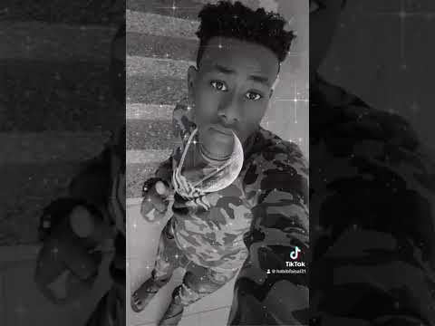 نجوم كتيره والقمر واحد