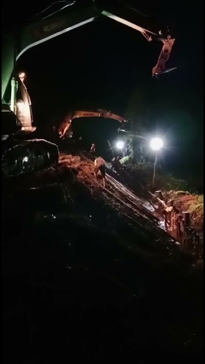 Excavator Kerja Malam. lembur menancapkan kayu galam