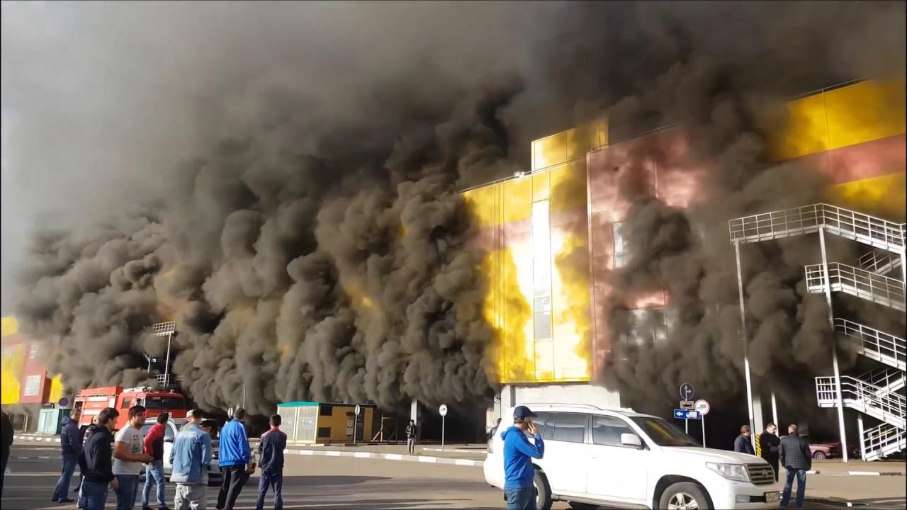 Что в строгино сейчас горит. Строгино тц пожар с. синдика горит. пожар в трк синдика. синдика строгино сгорел.