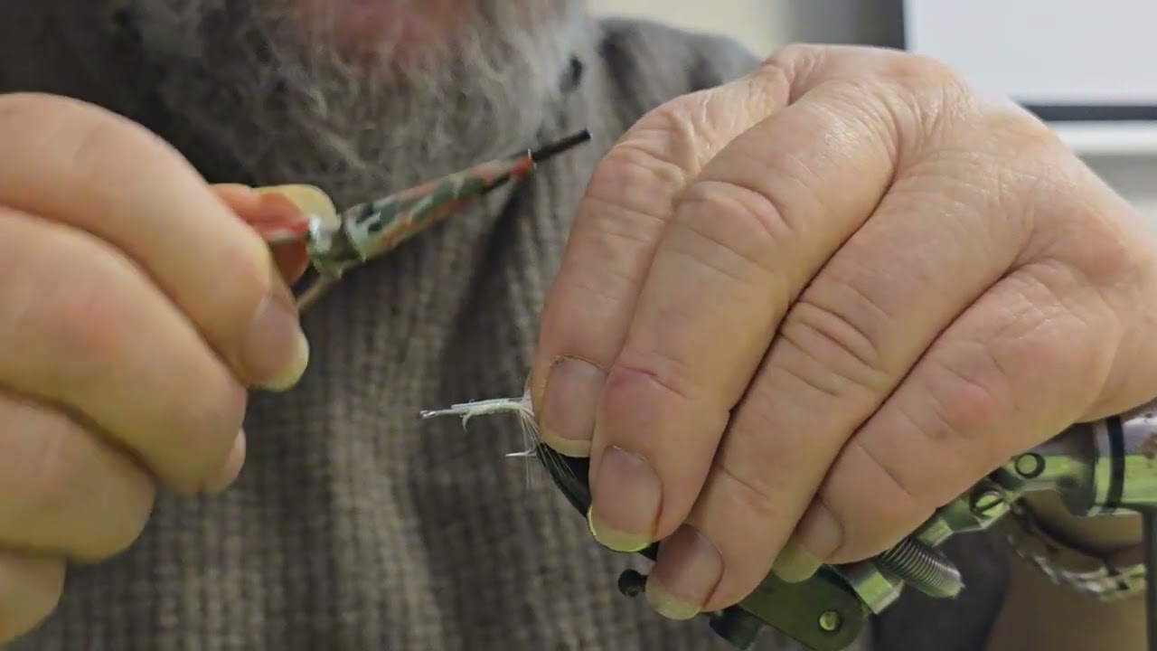 Стивен Моутс вяжет реалистичную мушку в виде креветки для ловли морской форели - Клуб любителей в...