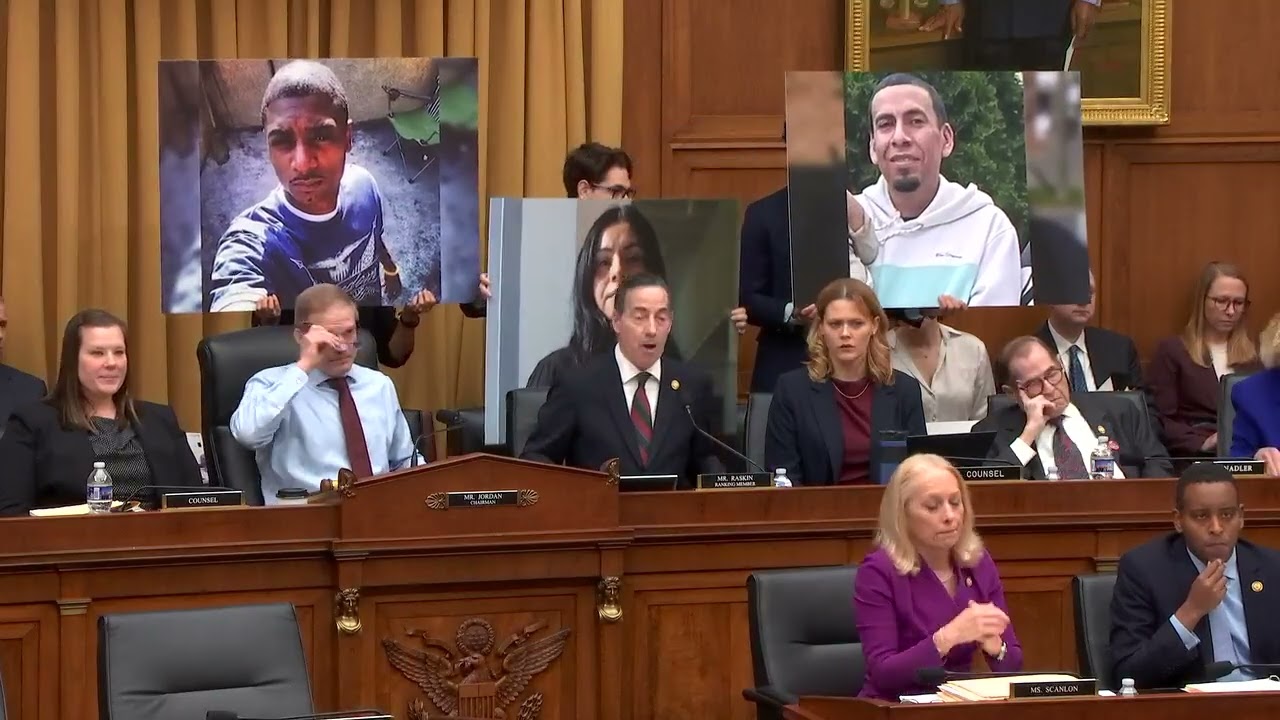 Член комитета от оппозиции Джейми Раскин произносит вступительную речь.