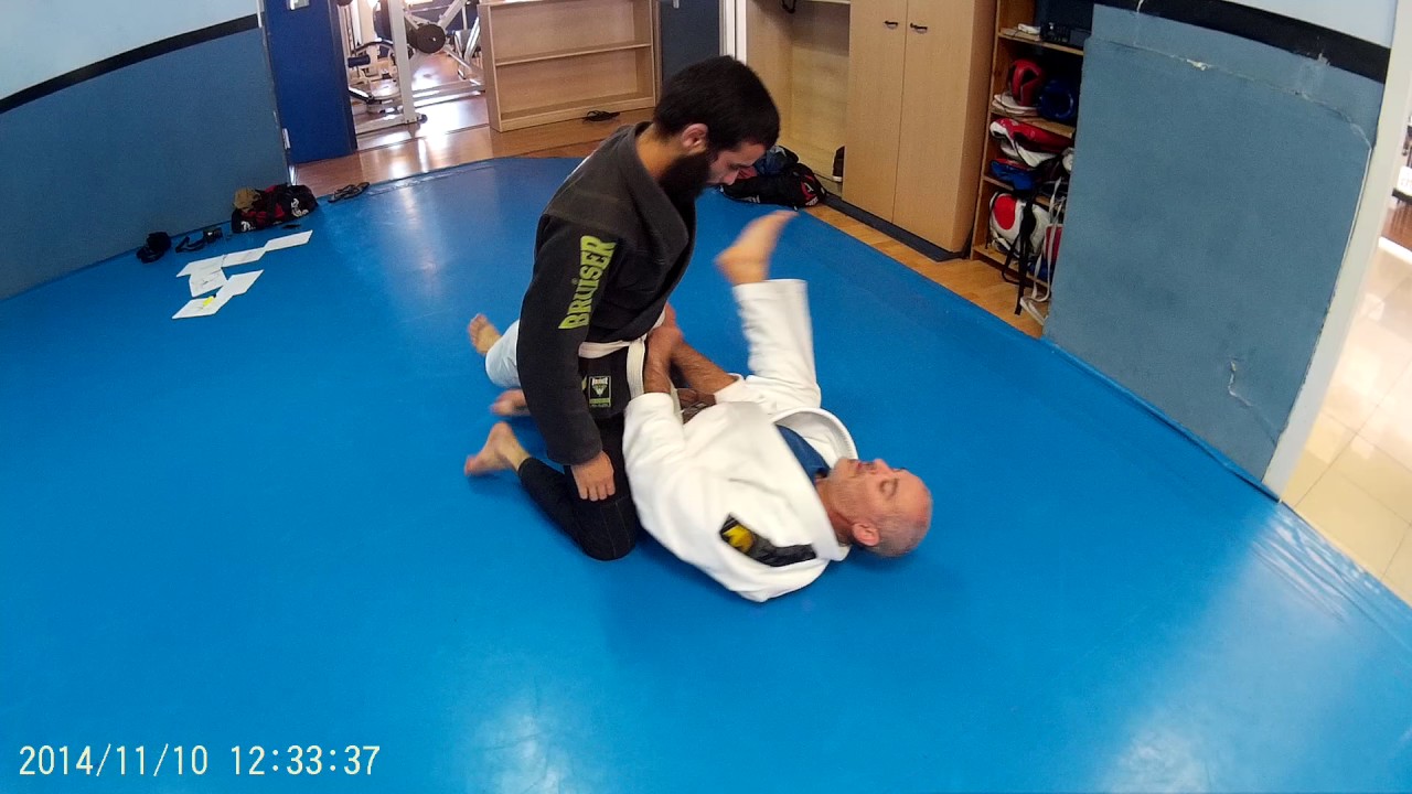 Escape de la montada en brazilian jiu jitsu (elbow knee o codo rodilla