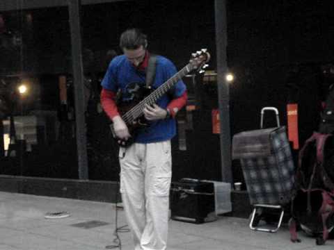 Arte y Música en en Portal del Angel Barcelona... un bajista de 5 cuerdas piola