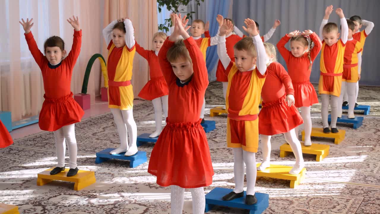 Заняття з фізичної культури з використанням степ платформи