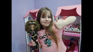 Кукла LOL OMG Королевская Пчелка/Royal Bee Fashion Doll Лера показывает свою игрушку