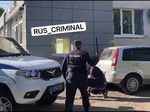 В Уфе неадекватный мужчина напал с ножом на полицейских.  Всё случилось сегодня утром. Пьяный мужчин