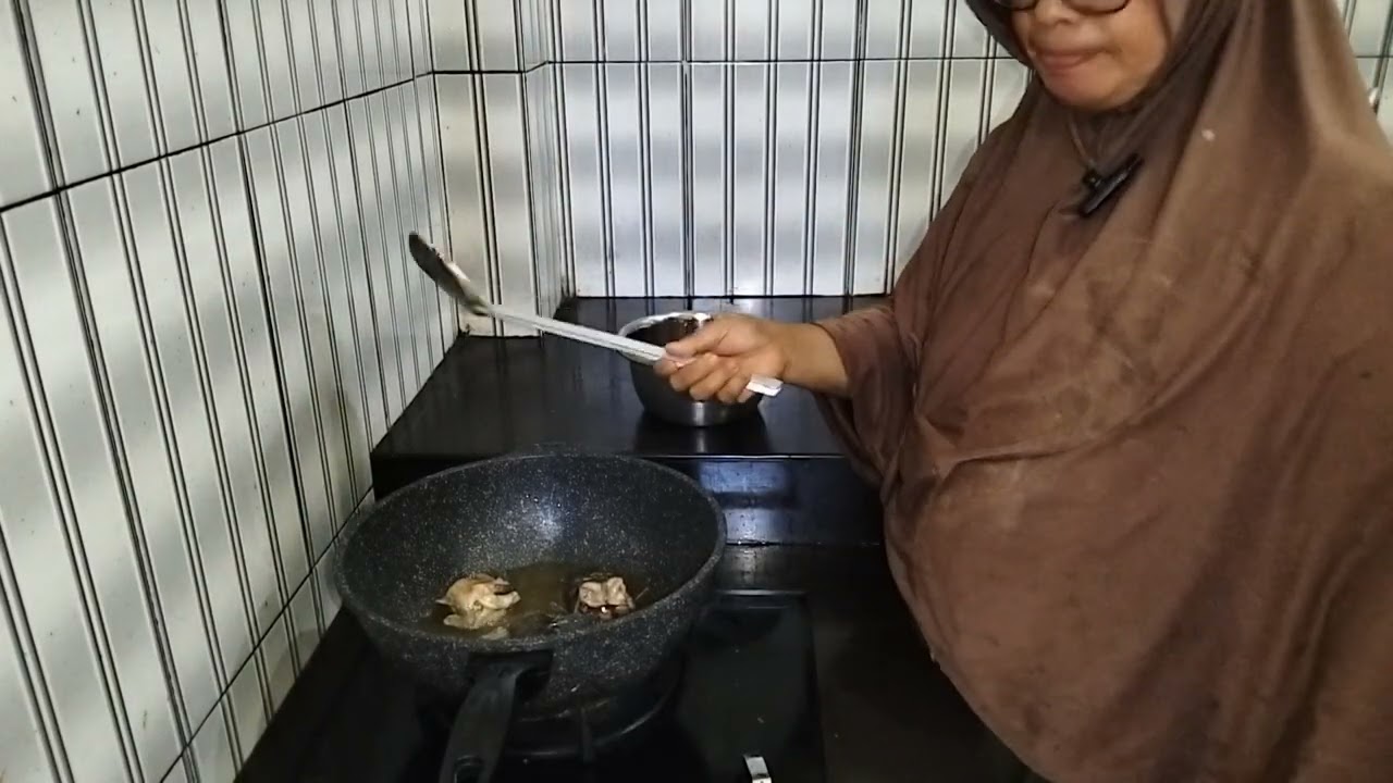 Menggoreng ikan lele dan belut