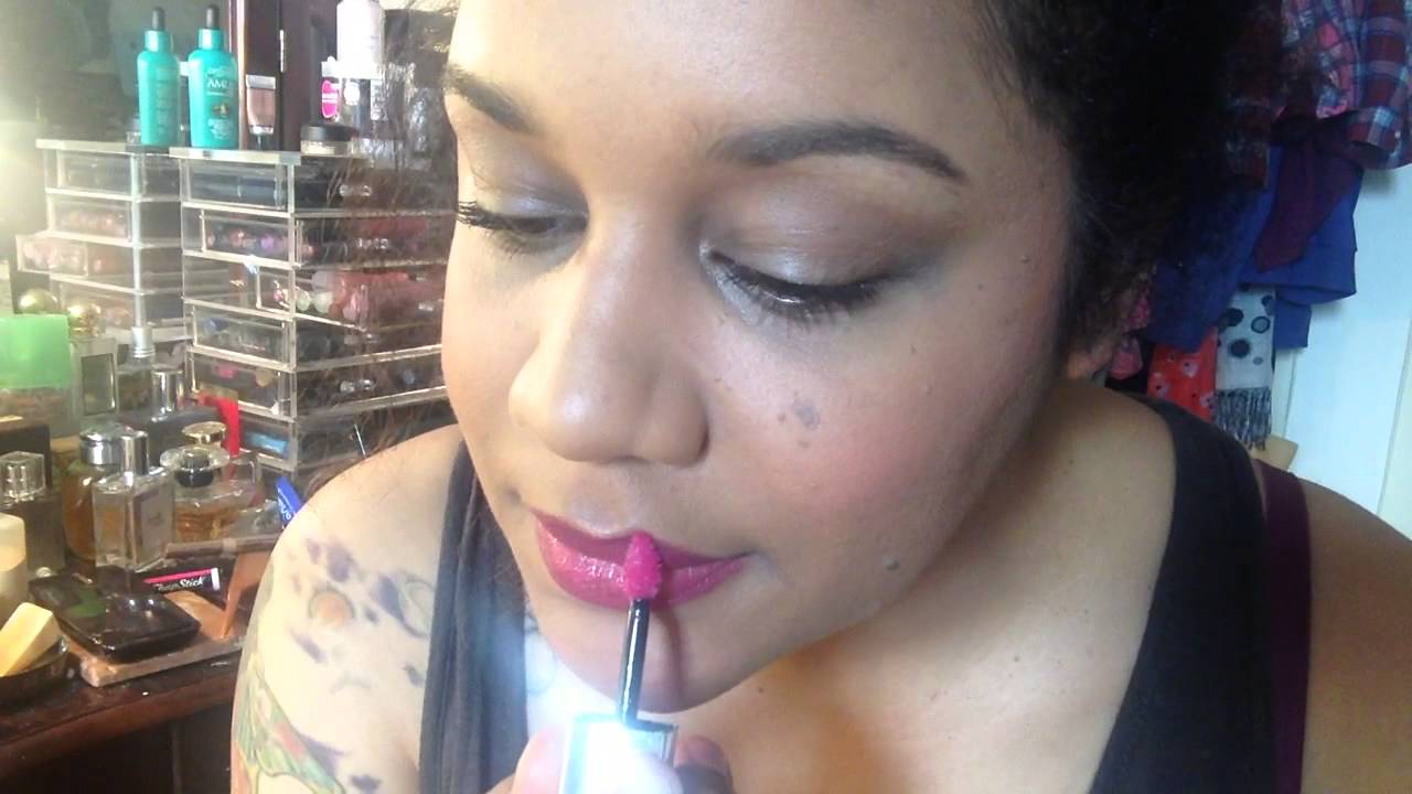 ASMR Putting on Makeup/Gum Chewing!