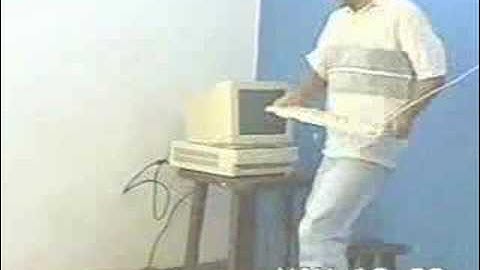 WINDOWS 98 CRASHES THOUSANDS FLEE