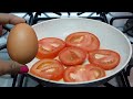 ¿Tienes tomates y huevos? Haz esta sencilla receta que es deliciosa y económica.