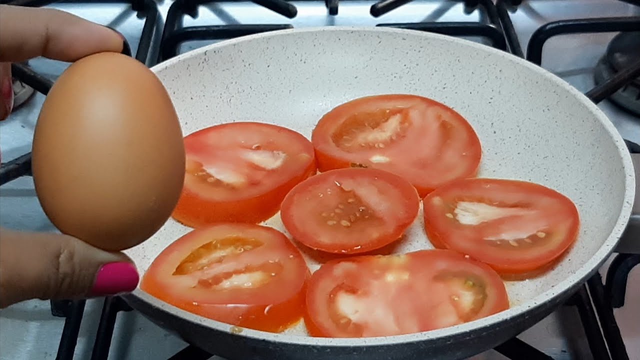 ¿Tienes tomates y huevos? Haz esta sencilla receta que es deliciosa y económica.