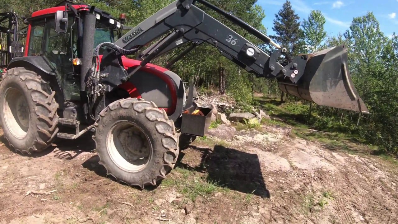 Valtra A93 | Gräver och jämnar ut jord med skopan!