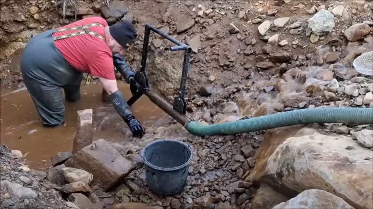 Kullankaivajien rompevarikko ja imuruoppausta