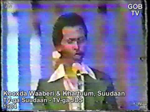 Kooxda Waaberi & Khartum, Suudaan, 1984. Xasan Aadan Samatar The Waberi Troupe in Khartum, Sudan. Hassan Adan Samantar Walaalka Rengier oo reer Suudaan ah wuxuu inoo xaqiijiyay in bandhiggan lagu qabtay Guriga Saxiibtinimada ee Khartuum, inta u dhexeyso 1980 - 1981. Wareysiyaduna leh TV-ga Omdurman ee Suudaan. Brother Rengier from Sudan confirmed us that this show took place at the Friendship Hall of Khartum and that the interviews were conducted by Omdurman TV.