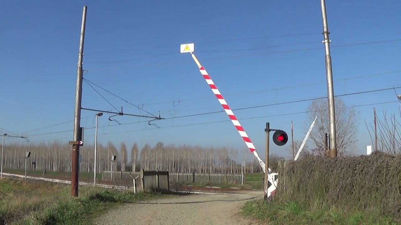 Passaggio a livello di Strada Stazione - Gamalero (AL) / Level Crossing / Bahnübergang