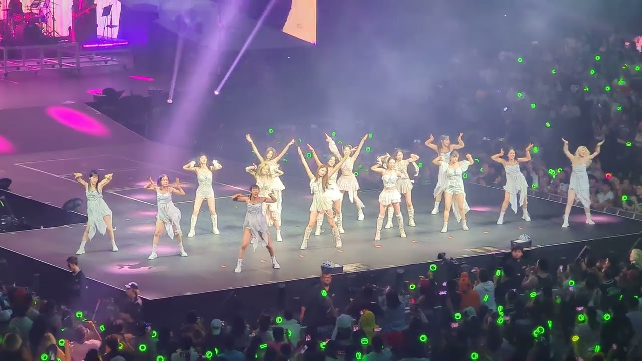 Twice - The Feels 230628 Chicago