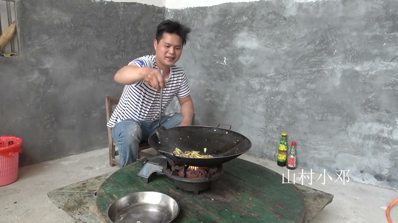 农村小伙干活回来肚子饿，直接架锅做一道五花肉炒竹笋，太下饭了