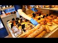 深夜から職人たちが黙々とパンを焼き上げる商店街のとあるパン屋の朝