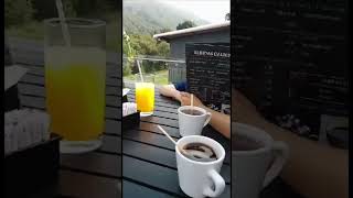 Cortesía de mi hermana Rosy  desayunando en casa cristal Con vista al volcán de Izalco El Salvador🇸🇻