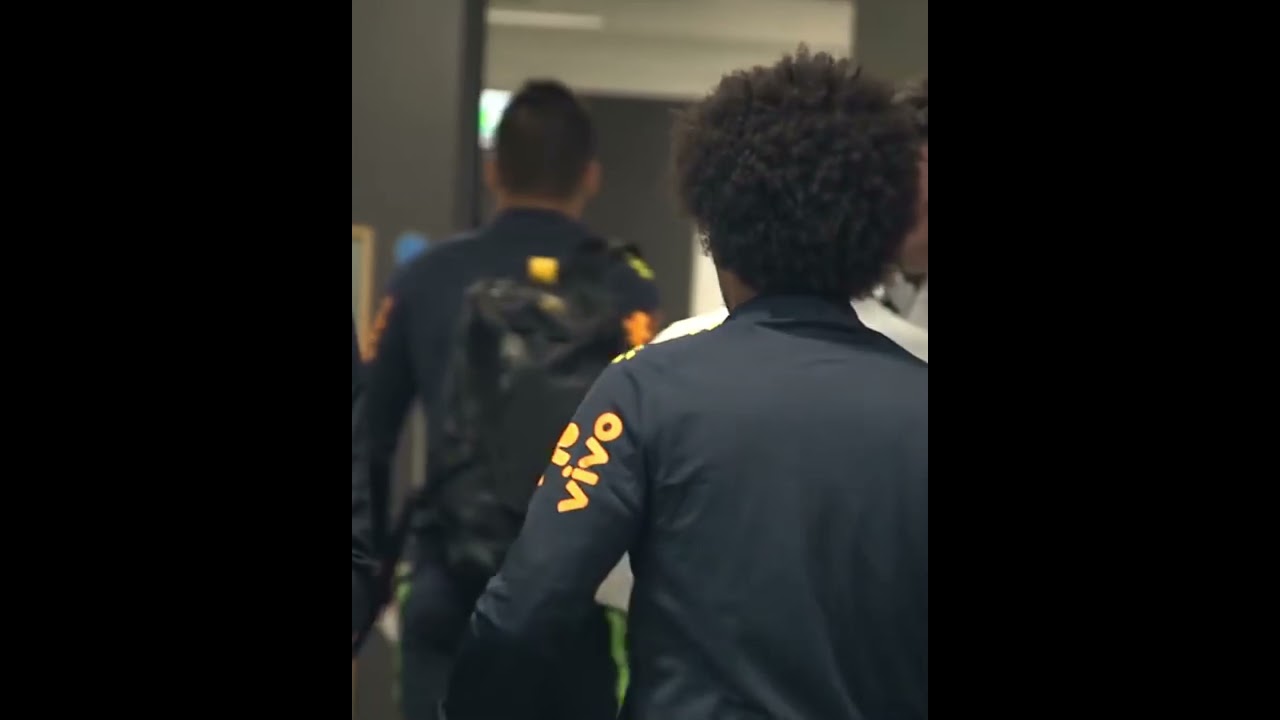 Dani Alves walks in with a boom