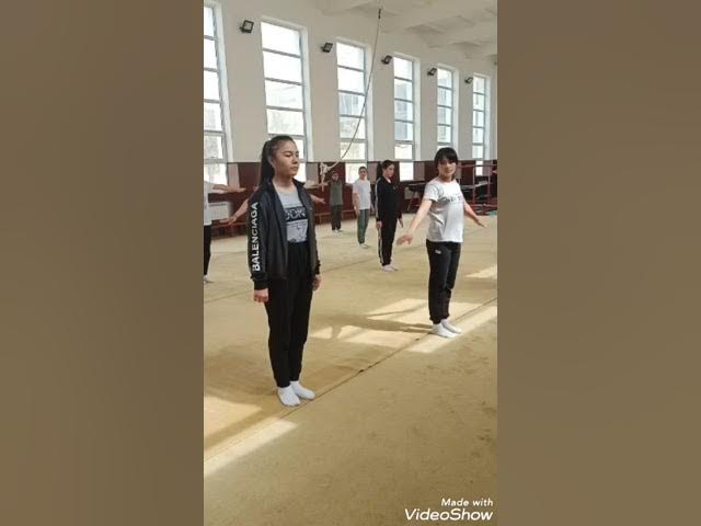 Yalangoch gimnastikachilarning mashgulotlarini tomosha qiling