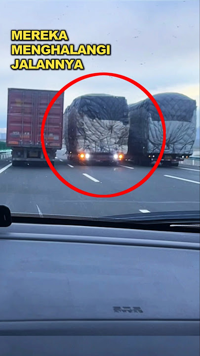 Supir truk menolong di jalan tol
