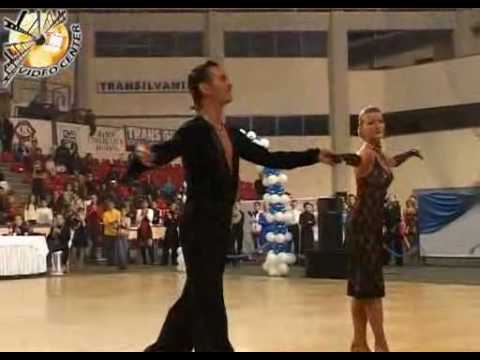 Mihai Petre & Elwira Duda dansind demonstrativ rumba, la o competitie de dans sportiv in Sibiu.
