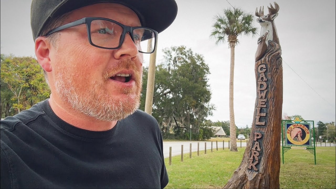 Ежедневный видеоблог 1290 - Придорожная достопримечательность в парке резьбы бензопилой // Парк К...