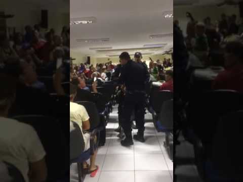 Mulher expulsa com criança do plenário da Câmara Municipal de Guamaré