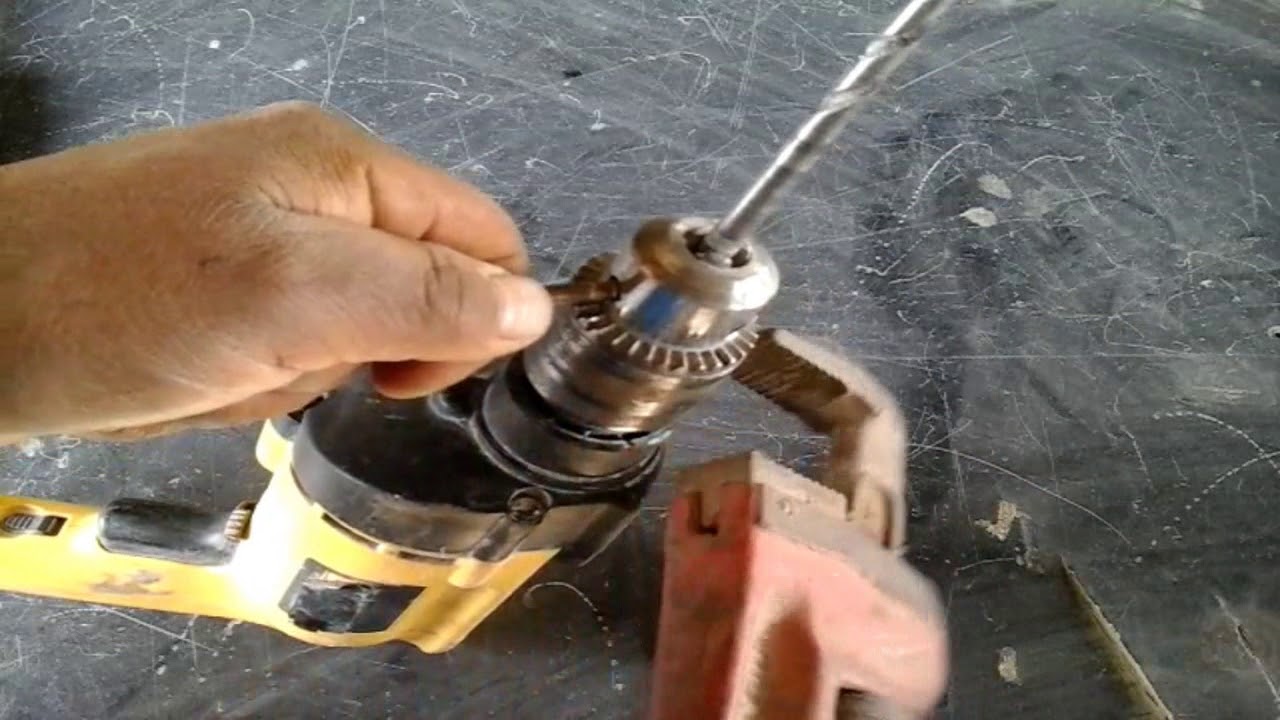 Abrir y cerrar el mandril del taladro sin la llave/Open and close the