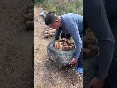 استخدام الإطارات القديمة لتأمين الحطب يصبح تقسيمها بفأس أمر ا سهلا للغاية