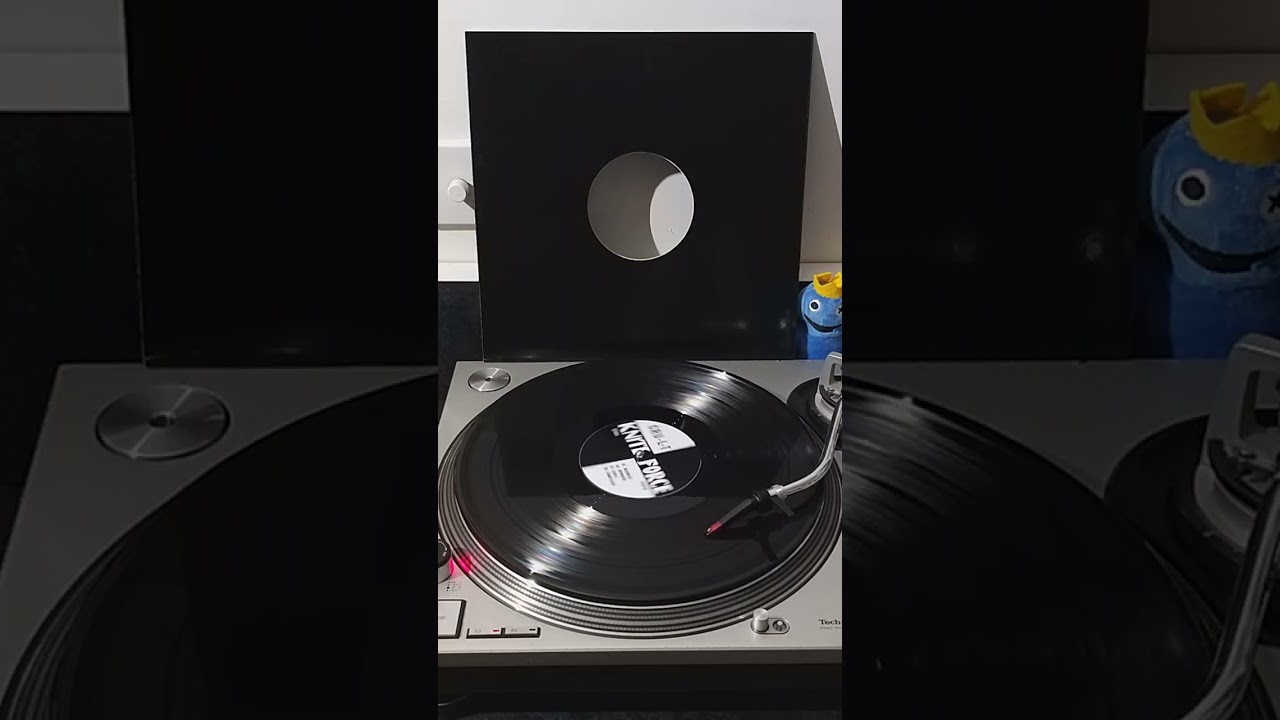 在 YouTube 上觀看「CRU-L-T - Krull + Something - Kniteforce Records KF004」 在 YouTube 上觀看「CRU-L-T - Krull + Something - Kniteforce Records KF004」