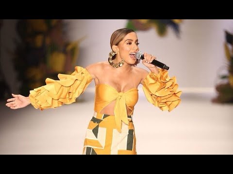 Anitta canta na São Paulo Fashion Week | Desfile Água de Coco