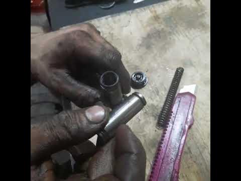 Механический натяжитель змз 406. Как перезарядить гидронатяжитель. Как перезарядить гидронатяжитель. Как зарядить натяжитель на уаз. Перезарядка натяжителя цепи змз 406.