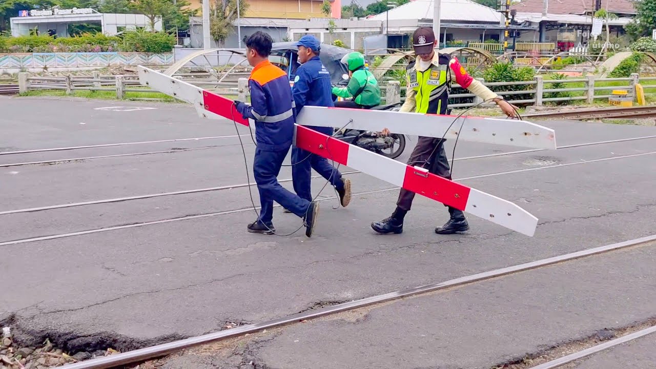 Menemukan Proses Perbaikan Palang Pintu Kereta Api Rusak Patah Perlintasan Pasar Senen