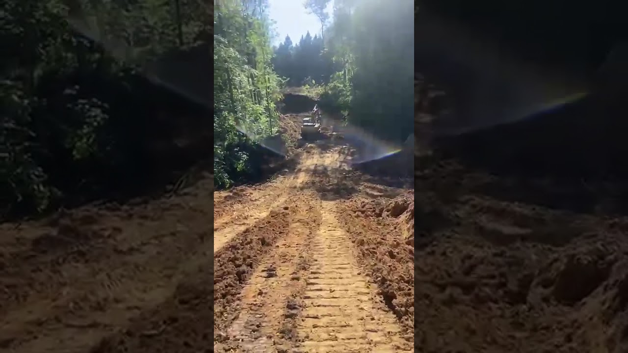 Экскаватор SANY проходит овраг 