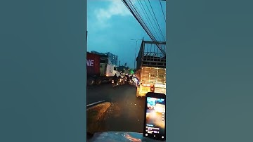 Tình hình giao thông trên quốc lộ 1A tại chân cầu vượt Sóng Thần tối đi miền Tây.