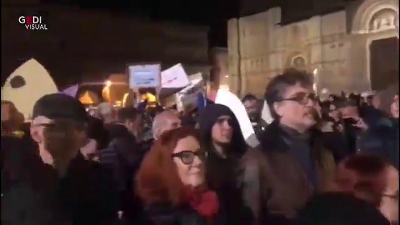 BOLOGNA: 15mila sardine in piazza Maggiore contro la Lega di Salvini | VIDEO