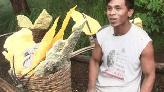 Mining the hard way in an Indonesian volcano